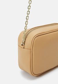 Patrizia Pepe HANDBAG - Borsa a tracolla - pompei beige