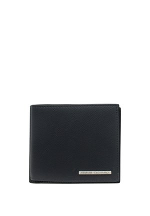 Portafoglio nero in pelle testurizzata con chiusura a doppia piega e targhetta con logo metallico Armani Exchange nell'angolo in basso a destra.