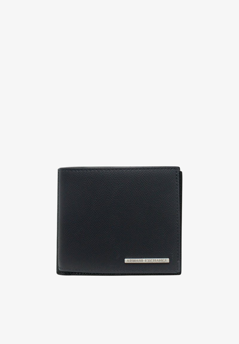 Portefeuille bi-fold en cuir noir texturé avec plaque logo métallique Armani Exchange sur le bas à droite.