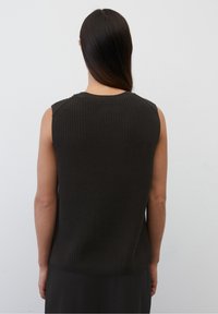 Top senza maniche grigio scuro lavorato a maglia con una superficie texturizzata, scollatura rotonda e spacchi laterali, progettato per una silhouette aderente.