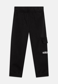 Pantaloni della tuta neri con vita elastica, tasca cargo laterale e logo "adidas" stampato in bianco. Realizzati in un materiale morbido e texture.