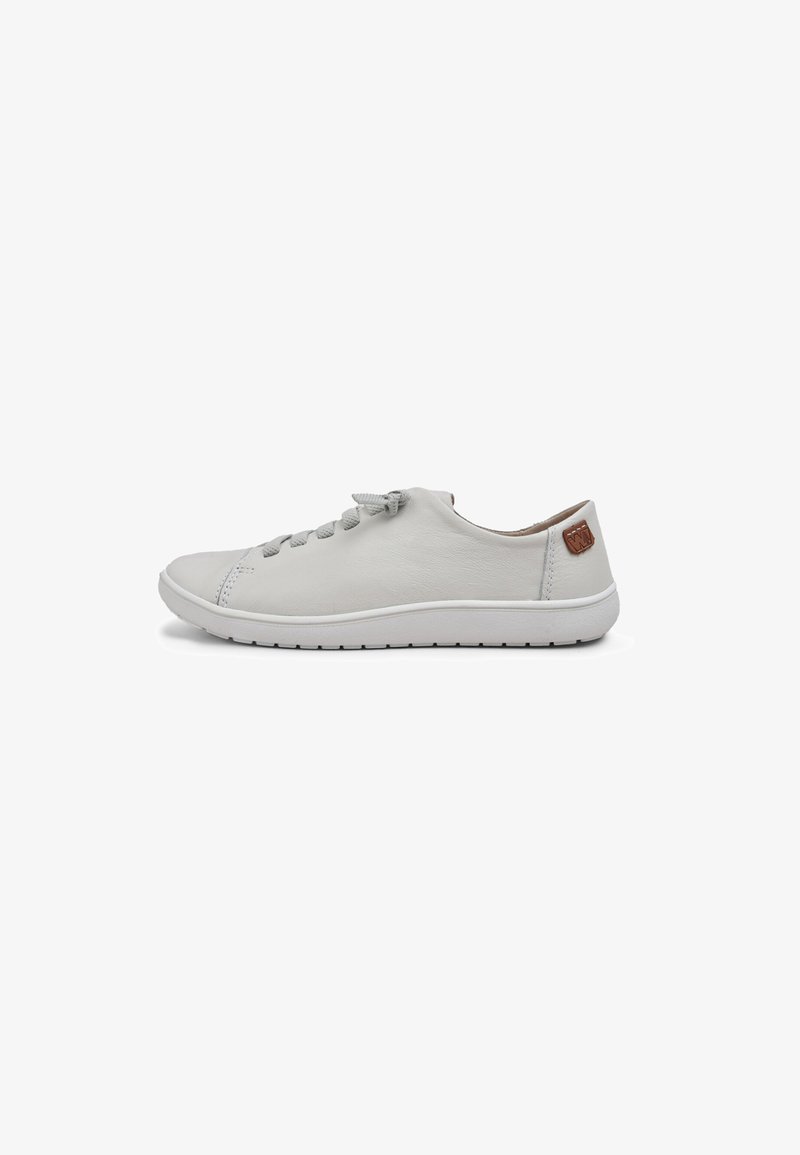 Zapatilla de piel gris claro con punta redondeada, parte delantera con cordones y suela de goma blanca. Presenta una pequeña etiqueta de acento marrón en el talón.