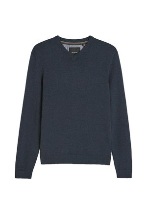 Długi sweter z dekoltem w kształcie litery V w ciemnoniebieskim kolorze, z prążkowanymi mankietami i dołem, na białym tle.