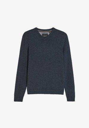 Długi sweter z dekoltem w kształcie litery V w ciemnoniebieskim kolorze, z prążkowanymi mankietami i dołem, na białym tle.