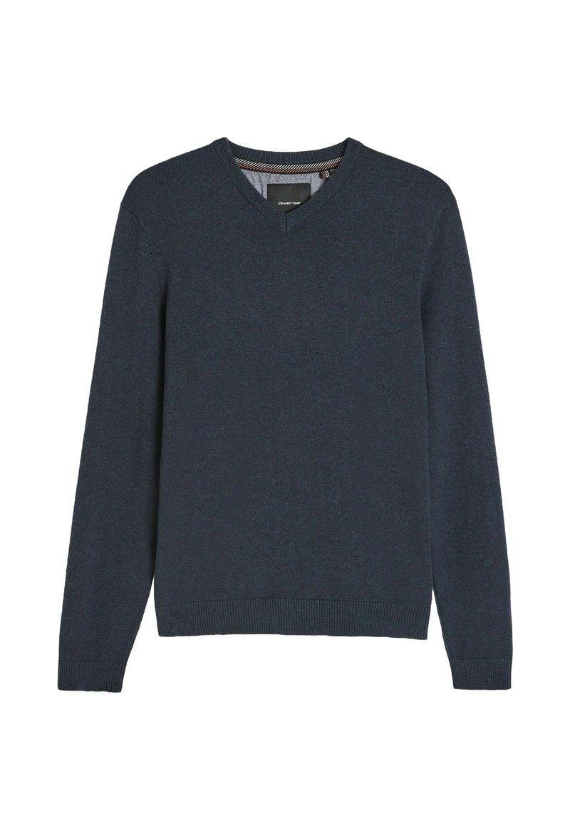 Długi sweter z dekoltem w kształcie litery V w ciemnoniebieskim kolorze, z prążkowanymi mankietami i dołem, na białym tle.