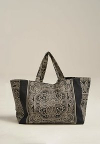 Czarna torba na ramię w kremowe wzory z motywem paisley, lekki materiał, dwa uchwyty i wyraźny prostokątny kształt.