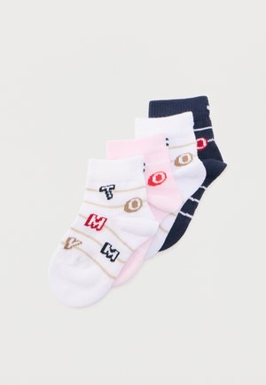 Vier Paar Knöchelsocken für Kinder in Weiß, Pink und Marineblau, jeweils mit gestreiften Mustern und verstreuten bunten Buchstaben.