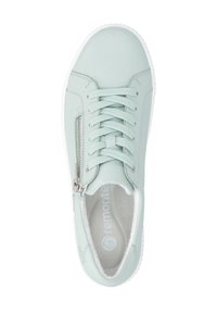 Jasnoniebieski tenisówka z białą podeszwą, sznurowadłami i bocznym zamkiem błyskawicznym, widok z góry pokazujący wyściełany kołnierz i logo Remonte wewnątrz.