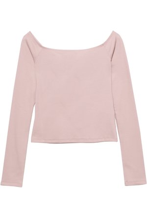 Långärmad topp i mjuk rosa ribbad tyg, med en off-shoulder design och en kortad nederkant, utan extra mönster eller detaljer.