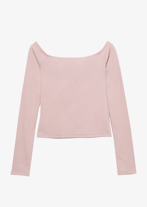 Długi rękaw bluzki w miękkim różowym prążkowanym materiale, z dekoltem typu off-the-shoulder i skróconym hemem, bez dodatkowych wzorów ani akcentów.