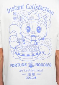 Witte katoenen t-shirt met een blauwe afbeelding van een cartoonkat die noedels vasthoudt, met de tekst "Directe Tevredenheid" en "Fortune Noodles" eronder.