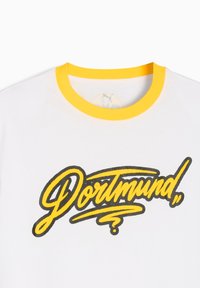 Hvid T-shirt med en gul ribbet krave. Den har et sort og gult skrift-design med ordet "Dortmund." Blødt bomuldsstof.