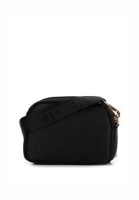 Czarna nylonowa torebka na ramię z teksturowanym paskiem z wytłoczonym logo, złotym okuciem i zamknięciem na zamek błyskawiczny. Kompaktowy prostokątny kształt.