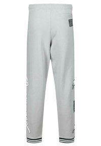 Lysegrå sweatpants lavet af blødt stof, med en baglomme, logo prints på benene og ribbede manchetter i mørkeblå.