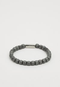 Graue Perlenarmband mit quadratischen Perlen und einem metallischen Verschluss. Die Perlen haben eine matte Textur, und der Verschluss hat ein glänzendes Finish.