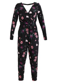 Czarny kombinezon w kwiaty ma długie rękawy, dekolt w serek, elastyczny pas oraz zwężane nogawki zdobione różowymi i fioletowymi wzorami róż.