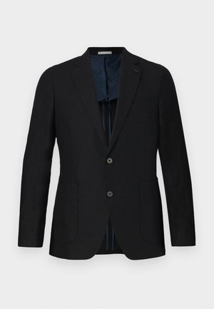 Sacou din in negru, cu două butoane, revere cu colțuri, buzunare frontale și căptușeală cu model albastru. Detaliile includ un logo discret.