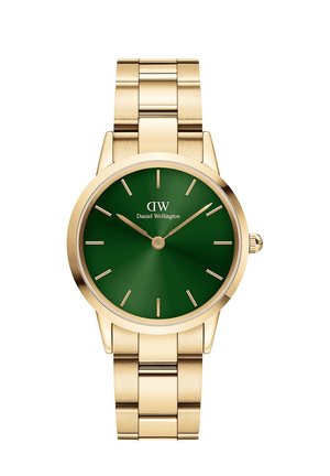 Montre-bracelet en métal doré avec cadran vert, index et aiguilles dorés minimalistes, et logo Daniel Wellington sous 12 heures.