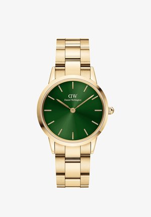 Montre-bracelet en métal doré avec cadran vert, index et aiguilles dorés minimalistes, et logo Daniel Wellington sous 12 heures.