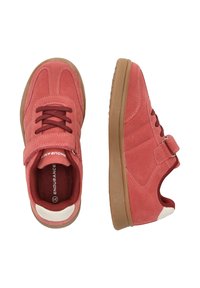 Röda mockaskor med bruna gummisulor, med snörning, justerbart rem och kontrasterande vit detalj på hälen.