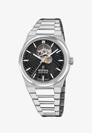 Silberner Edelstahluhren mit schwarzem strukturiertem Zifferblatt, sichtbarem Uhrwerk, silbernen Stundenmarkierungen und polierter Lünette. Verfügt über ein Metallarmband.