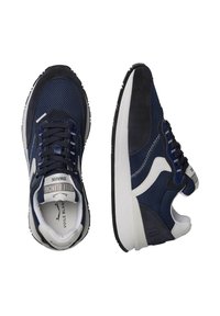 Sneaker blu navy realizzati in mesh e suede, con punta rotonda, dettagli bianchi, design con lacci e suola in gomma testurizzata.