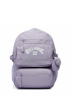 Mochila lila con múltiples compartimentos con cremallera, bolsillo lateral de malla, pequeño estuche adherido y logotipo blanco "Billabong" en el bolsillo delantero.