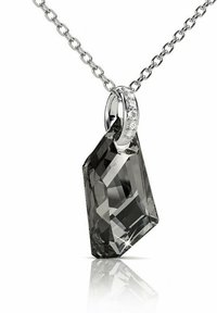 Collana con catena in argento che presenta un grande pendente in cristallo nero sfaccettato con un anello in argento incastonato con piccole pietre trasparenti.