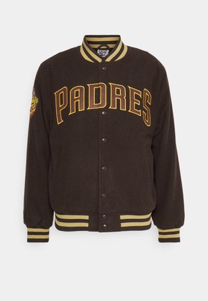 New Era MLB SAN DIEGO PADRES PATCH VARSITY - Fanartikel - brown