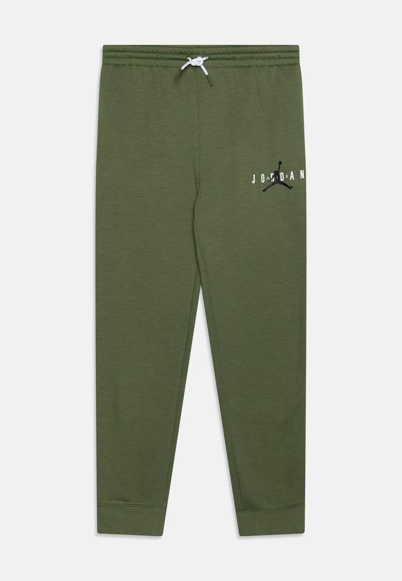 Pantaloni jogger verde oliva con cintura elastica, cordoncino bianco, caviglie con risvolto e logo Jordan nero sulla coscia sinistra.