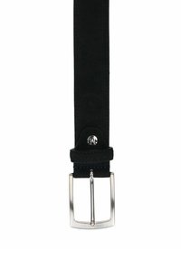 Zwarte leren riem van suede met een zilveren metalen gesp, voorzien van een gladde textuur en een logo-accent nabij de gesp. Eenvoudig, recht ontwerp.
