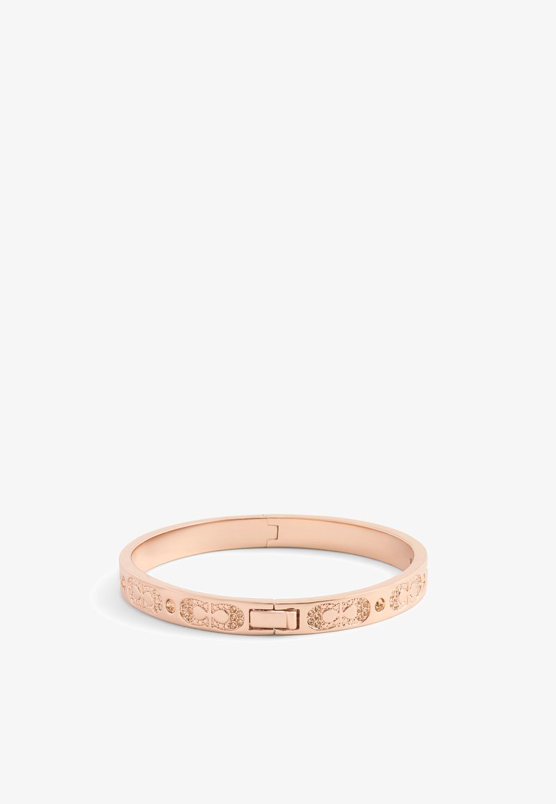Roze gouden armband met een gladde oppervlakte en gegraveerde accenten. Heeft een veilige sluiting en toont een verfijnd patroon langs de band.