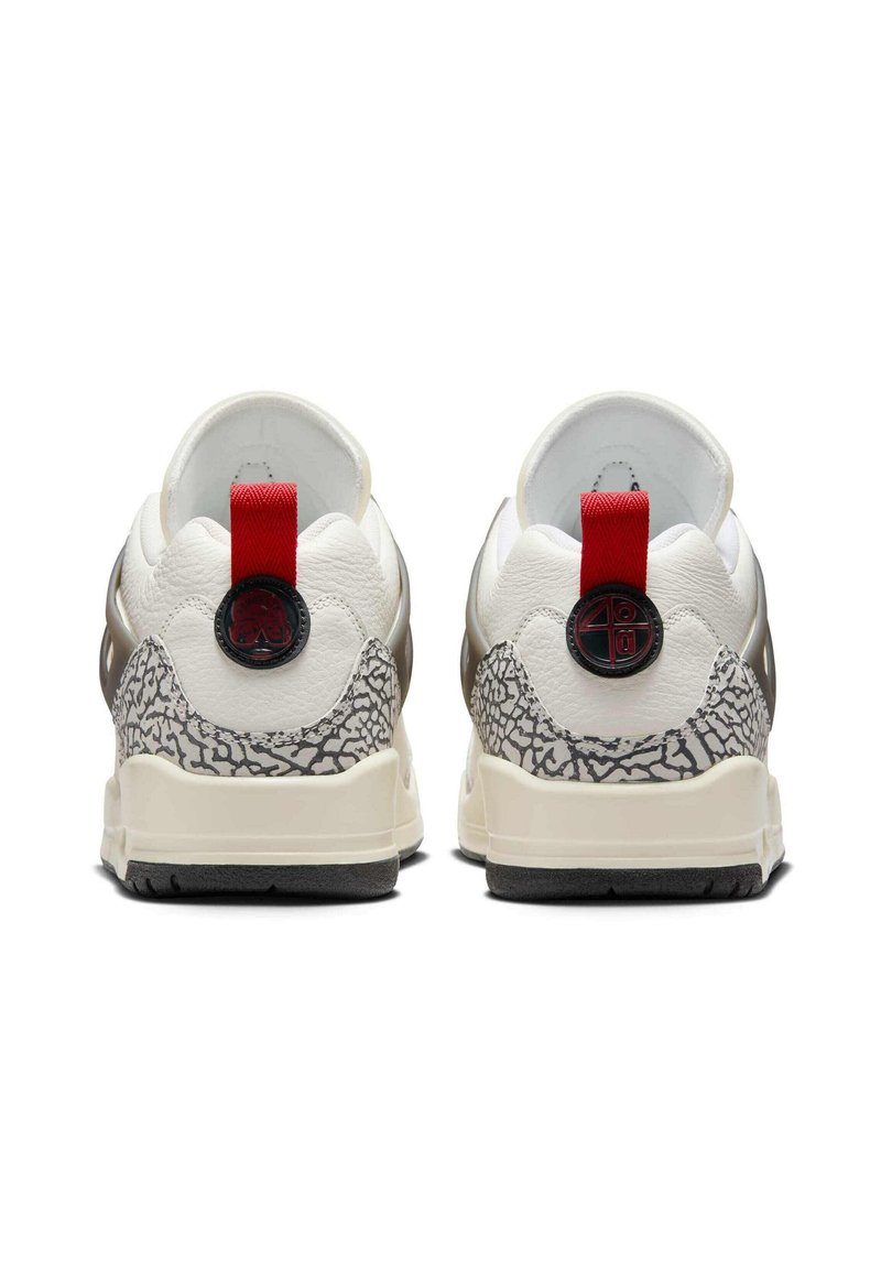 Zapatillas de cuero blanco con un patrón gris en el talón, tirador rojo y acento de logotipo circular negro en la parte trasera. Suela de goma.