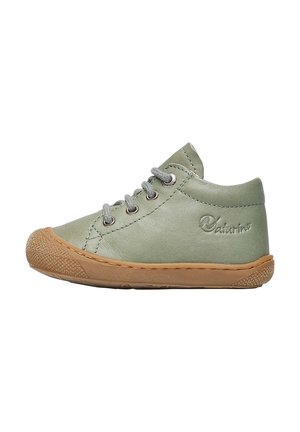 Dziecięce jasnozielone skórzane sneakersy za kostkę z szarymi sznurówkami, gumową podeszwą oraz fakturowanym noskiem, z bocznym nadrukiem "Naturino."