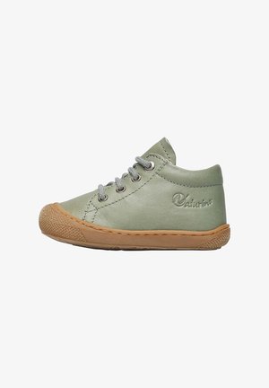 Dziecięce jasnozielone skórzane sneakersy za kostkę z szarymi sznurówkami, gumową podeszwą oraz fakturowanym noskiem, z bocznym nadrukiem "Naturino."