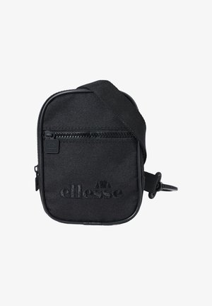 Pequeña bolsa bandolera de tela negra con bolsillo frontal con cremallera, correa ajustable y logo de ellesse en relieve en el panel frontal.