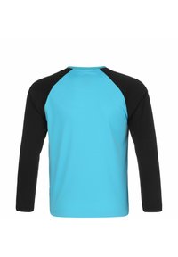 T-Shirt mit Raglanärmeln in Türkis und schwarzen Ärmeln. Weicher Stoff mit einem Rundhalsausschnitt, der ein Farbschema-Design aufweist.