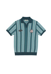 Polo verde azulado de manga corta con rayas verticales azul claro y blancas, cuello y dos parches bordados en el pecho.
