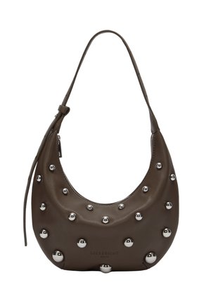 Braune halbmondförmige Lederhandtasche mit silbernen kugelförmigen Nieten und einem einzelnen Schulterriemen.