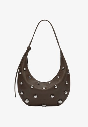 Brązowa torebka skórzana w kształcie półksiężyca z srebrnymi kulistymi ćwiekami i pojedynczym paskiem na ramię.