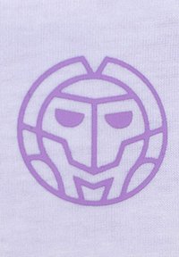 Paarse cirkelvormige logo met een gestileerd helmontwerp op een lichtpaarse stoffen achtergrond, met een zachte textuur en minimale details.