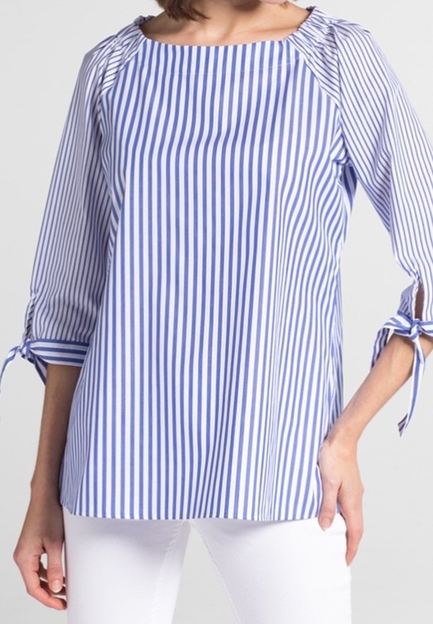 Blouse rayée bleu et blanc avec manches trois-quarts, détails noués aux poignets et encolure arrondie en tissu léger.