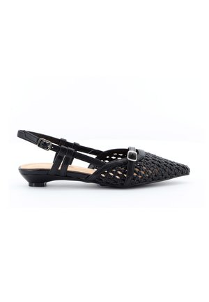 Scarpa slingback nera con punta a punta, tomaia in pelle intrecciata, cinturini regolabili con fibbia e tacco basso su sfondo bianco.