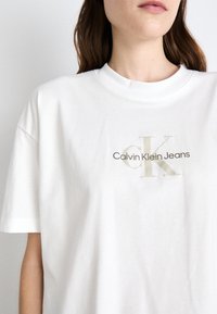 Calvin Klein Jeans MONOLOGO - T-shirt con stampa - bright white