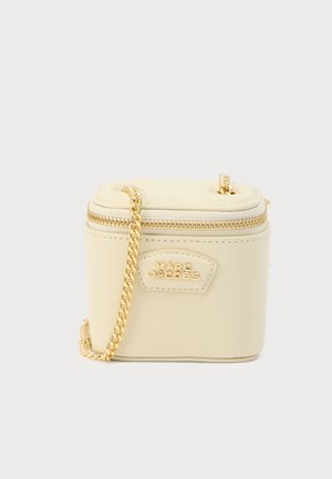 Borsa in pelle color crema con design trapuntato, tracolla a catena dorata, chiusura con cerniera e logo in rilievo sulla parte anteriore. Forma rettangolare compatta.