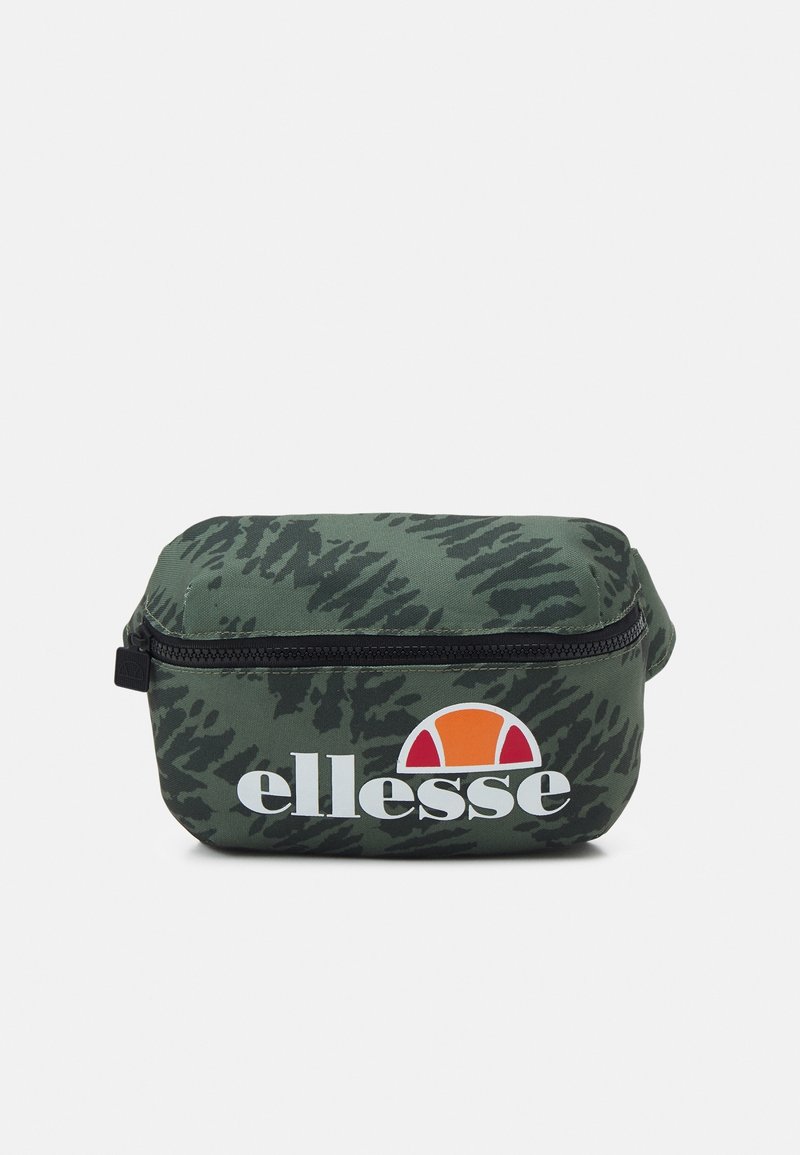 Zielona torba z zamkiem błyskawicznym w kamuflażu, z czarnym zamkiem i białym logo ellesse, ozdobiona pomarańczowym i czerwonym półokrągłym wzorem.