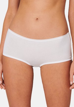 Culotte hipster en coton blanc avec une texture lisse, présentant un design simple et une taille élastique blanche, illustrant un style minimaliste.