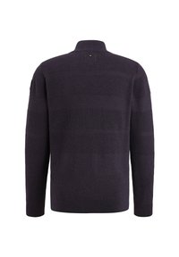 Pull-over en violet foncé avec un col haut, présentant un design de tricot texturé avec des rayures horizontales alternées.