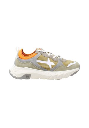 Vista laterale di una sneaker beige, grigia e arancione con lacci bianchi e un motivo a forma di stella sul lato.