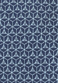 Granatowy materiał z geometrycznym wzorem jasnoniebieskich trójkątów i sześcianów, o teksturowanym splocie i jednolitym powtarzaniu na całej powierzchni.